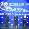 Thứ trưởng Bộ Nước, Môi trường và Nông nghiệp Vương quốc Saudi Arabia Abdulaziz Alshaibani thực hiện nghi thức tiếp nhận quyền đăng cai Diễn đàn Nước Thế giới lần thứ 11 của Hội đồng Nước Thế giới. (Ảnh: TTXVN phát)