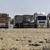 Xe tải chở hàng viện trợ cho Dải Gaza tập trung gần cửa khẩu Rafah bên phía Ai Cập ngày 23/3. (Ảnh: AFP/TTXVN)
