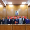 Đại diện đoàn công tác Ban Tuyên giáo Trung ương chụp ảnh lưu niệm cùng đại diện lãnh đạo Đảng MPLA. (Ảnh: Hồng Minh/TTXVN)