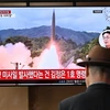 Người dân tại Seoul, Hàn Quốc theo dõi bản tin truyền hình về vụ phóng tên lửa của Triều Tiên ngày 30/5. (Ảnh: AFP/TTXVN)