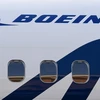 Biểu tượng Boeing trên máy bay của Hãng tại sân bay Washington Reagan ở Arlington, Virginia, Mỹ. (Ảnh: AFP/TTXVN)