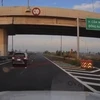 Nữ tài xế điều khiển ôtô đi lùi trên cao tốc. (Ảnh cắt từ clip)