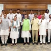 Thủ tướng Ấn Độ Narendra Modi (giữa) cùng các quan chức và lãnh đạo các đảng trong Liên minh Dân chủ Quốc gia (NDA) chụp ảnh chung tại New Delhi. (Ảnh: ANI/TTXVN)