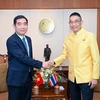 Đại sứ Phạm Việt Hùng (trái) tới chào Bộ trưởng Ngoại giao Thái Lan Maris Sangiampongsa. (Ảnh: TTXVN phát)