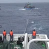 Tàu của Vùng 4 Hải quân lai dắt tàu cá gặp nạn về bờ. (Ảnh: TTXVN phát)