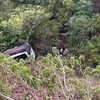 Chiếc xe buýt chở người hành hương Hindu rơi xuống hẻm núi sau khi bị các tay súng tấn công. (Ảnh: ANI/TTXVN)