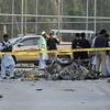 Cảnh sát điều tra tại hiện trường một vụ đánh bom ở Peshawar , Pakistan. (Ảnh: AFP/TTXVN)
