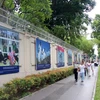 Triển lãm được trưng bày trên bức tường bao ngoài khuôn viên Dinh thự Pháp. (Ảnh: Tiến Lực/TTXVN)