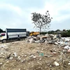 Hiện trường vụ đổ hơn 2.000 tấn chất thải rắn gây ô nhiễm môi trường tại Hưng Yên. (Ảnh: TTXVN phát)