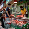 Người dân mua thực phẩm tại siêu thị ở Bắc Kinh, Trung Quốc. (Ảnh: AFP/TTXVN)