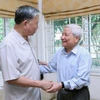 Chủ tịch nước Tô Lâm thăm, chúc mừng Nhà báo Hà Đăng, nguyên Trưởng Ban Tư tưởng-Văn hóa Trung ương, nguyên Tổng Biên tập Báo Nhân Dân. (Ảnh: Nhan Sáng/TTXVN)