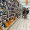 Khách hàng mua đồ trong siêu thị ở Lille, miền Bắc Pháp. (Ảnh: AFP/TTXVN)