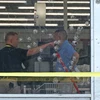Các vết đạn trên cửa kính cửa hàng sau vụ xả súng. (Nguồn: Arkansas Democrat-Gazette)