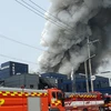 Xe cứu hỏa đến hiện trường vụ cháy tại nhà máy sản xuất pin ở Hwaseong. (Nguồn: Trụ sở cứu hỏa và thiên tai tỉnh Gyeonggi)