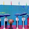 Các đại biểu thực hiện nghi thức ấn đèn Công bố chính thức hai cặp cửa khẩu song phương Hoành Mô (Bình Liêu)/Việt Nam-Động Trung/Trung Quốc. (Ảnh: Thanh Vân/TTXVN)