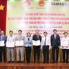 Các đại biểu chụp ảnh lưu niệm sau khi ký kết Biên bản ghi nhớ hợp tác về chương trình hỗ trợ doanh nghiệp Việt Nam tại tỉnh Bắc Ninh năm 2024. (Ảnh: Thanh Thương/TTXVN)