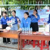 Đội thanh niên tiếp sức mùa thi hỗ trợ thí sinh tại điểm thi THPT Tôn Thất Tùng (quận Sơn Trà, thành phố Đà Nẵng). (Ảnh: Văn Dũng/TTXVN)