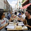 Thực khách dùng bữa tại một nhà hàng ở London, Anh. (Ảnh: AFP/TTXVN)