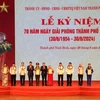 Trao tặng danh hiệu "Công dân thành phố Ninh Bình tiêu biểu" cho 10 cá nhân có thành tích xuất sắc. (Ảnh: Thùy Dung/TTXVN)