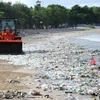 Xe dọn rác thải nhựa trên bờ biển Kuta, gần Denpasar, đảo Bali, Indonesia. (Ảnh: AFP/ TTXVN)