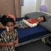 Trẻ em bị thương được điều trị tại bệnh viện ở thành phố Khan Younis, Dải Gaza. (Ảnh: THX/TTXVN)