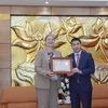 Chủ tịch Liên hiệp các tổ chức hữu nghị Việt Nam Phan Anh Sơn trao Kỷ niệm chương “Vì hòa bình, hữu nghị giữa các dân tộc” tặng Đại sứ Thụy Điển tại Việt Nam Ann Mawe. (Ảnh: CTV/Vietnam+)