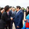 Quan chức Hàn Quốc đón Thủ tướng Phạm Minh Chính và Phu nhân tại Sân bay quân sự Seongnam, tỉnh Gyeonggi. (Ảnh: Dương Giang/TTXVN)