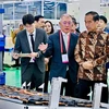 Tổng thống Indonesia Joko Widodo thăm nhà máy pin xe điện đầu tiên ở Đông Nam Á. (Nguồn: AFP)