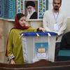 Cử tri Iran bỏ phiếu bầu Tổng thống tại điểm bầu cử ở Tehran, ngày 28/6. (Ảnh: THX/TTXVN)