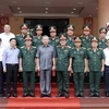 Chủ tịch nước Tô Lâm, Phó Thủ tướng Trần Hồng Hà và các đại biểu với cán bộ, sĩ quan chỉ huy Lữ đoàn Công binh 25. (Ảnh: Nhan Sáng/TTXVN)