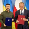 Tổng thống Ukraine Volodymyr Zelensky (trái) và Thủ tướng Ba Lan Donald Tusk tại lễ ký thỏa thuận an ninh ở Warsaw hôm 8/7. (Ảnh: Văn phòng Tổng thống Ukraine)