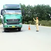 Lực lượng Cảnh sát giao thông (Công an huyện Quảng Trạch, tỉnh Quảng Bình) cân tải trọng các xe có biểu hiện quá tải trọng lưu thông trên địa bàn. (Ảnh: Tá Chuyên/TTXVN)