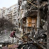 Tòa chung cư bị phá hủy ở Koshytsa, ngoại ô thủ đô Kiev, trong chiến dịch quân sự của Nga tại Ukraine, ngày 25/2/2022. (Ảnh: AFP/TTXVN)