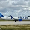 Một máy bay của hãng hàng không United Airlines tại sân bay Miami, bang Florida, Mỹ. (Ảnh: AFP/TTXVN)