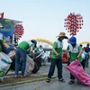 Thanh niên, người dân tham gia nhặt rác dọc ven sông Hàn (đường Trần Hưng Đạo, quận Sơn Trà, Đà Nẵng). (Ảnh: Văn Dũng/TTXVN)