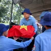 Cán bộ, chiến sỹ các Đội tìm kiếm, quy tập hài cốt liệt sỹ đưa các hài cốt liệt sỹ quân tình nguyện Việt Nam hy sinh tại Campuchia về Nghĩa trang liệt sỹ Đồi 82, huyện Tân Biên. (Ảnh: Giang Phương/TTXVN)