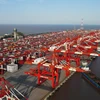 Hoạt động bốc xếp hàng hóa tại cảng ở Thượng Hải, Trung Quốc. (Ảnh: THX/TTXVN)
