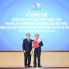 Phó Giáo sư, Tiến sỹ Huỳnh Thành Đạt, Bộ trưởng Bộ Khoa học và Công nghệ trao quyết định thành lập Trường Đại học Khoa học Sức khỏe cho Phó Giáo sư, Tiến sỹ Vũ Hải Quân. (Nguồn: Đại học Quốc gia Thành phố Hồ Chí Minh)