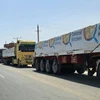 Xe tải chở hàng viện trợ nhân đạo chờ đi qua cửa khẩu Rafah để tới Dải Gaza. (Ảnh: Getty Images/TTXVN)