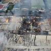 Hai nhà xưởng công ty gỗ ở Bình Dương rộng 3.000m2 bị cháy làm ảnh hưởng đến 250 công nhân. (Ảnh: CTV/Vietnam+)