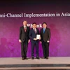 Ông Đinh Văn Chiến - Phó Tổng Giám đốc TPBank - nhận giải thưởng từ The Asian Banker. (Nguồn: TPBank)