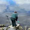 Nhân viên cơ quan giám sát môi trường Nga kiểm tra nước sông Tuloma chảy vào biển Barents. (Nguồn: The Barents Observer)