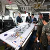 Tổng thống Hàn Quốc Yoon Suk Yeol (thứ 3, trái) thăm tàu sân bay USS Theodore Roosevelt trước thềm cuộc tập trận hải quân ba bên mang tên Freedom Edge. (Ảnh: Yonhap/TTXVN)