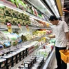 Người tiêu dùng Thành phố Hồ Chí Minh ưu tiên mua sắm thực phẩm thiết yếu hàng ngày. (Ảnh: Mỹ Phương/TTXVN)