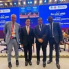 Chủ tịch Ủy ban Quốc gia UNESCO Hà Kim Ngọc chụp ảnh lưu niệm với một số lãnh đạo UNESCO tại Kỳ họp lần thứ 46 Ủy ban Di sản Thế giới. (Ảnh: TTXVN phát)