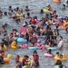 Người dân tắm mát bên bờ Địa Trung Hải ở Alexandria, Ai Cập. (Ảnh: THX/TTXVN)