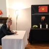 Đại sứ Liên bang Nga tại Đan Mạch ghi sổ tang. (Ảnh: TTXVN phát)