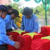 Cán bộ, chiến sỹ Đội K93 đưa hài cốt liệt sỹ về cải táng tại Nghĩa trang liệt sỹ Dốc Bà Đắc (thị xã Tịnh Biên). (Ảnh: Công Mạo/TTXVN)