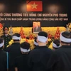 Thân nhân Tổng Bí thư Nguyễn Phú Trọng tại xã Đông Hội làm lễ trước giờ truy điệu. (Ảnh: TTXVN)
