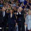 Phó Tổng thống Mỹ Kamala Harris (thứ 2, trái) và Thống đốc bang Minnesota Tim Walz (thứ 2, phải) trong cuộc vận động tranh cử ở thành phố Philadelphia, bang Pennsylvania. (Ảnh: Reuters/TTXVN)